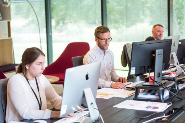 Grupo de personas trabajando con sus equipos informáticos